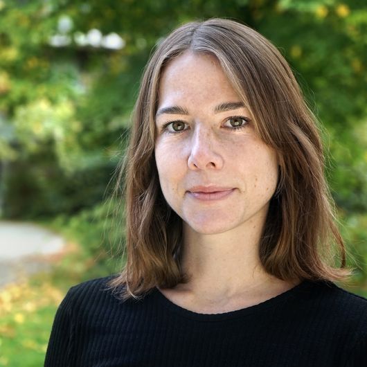 Portrait von Liza Grischke, Referentin Fortbildungen und Teilnehmende bei der Sarah Wiener Stiftung 